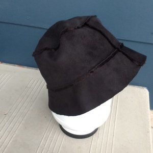 Ladies winter hat, black, faux suede outside / fur inside, Liz Claiborne, new